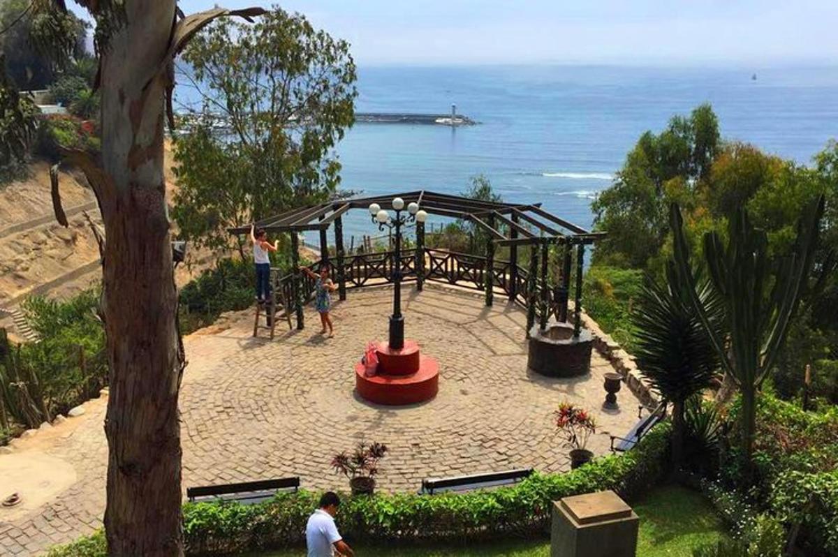Un parque infantil en la playa con el océano al fondo
