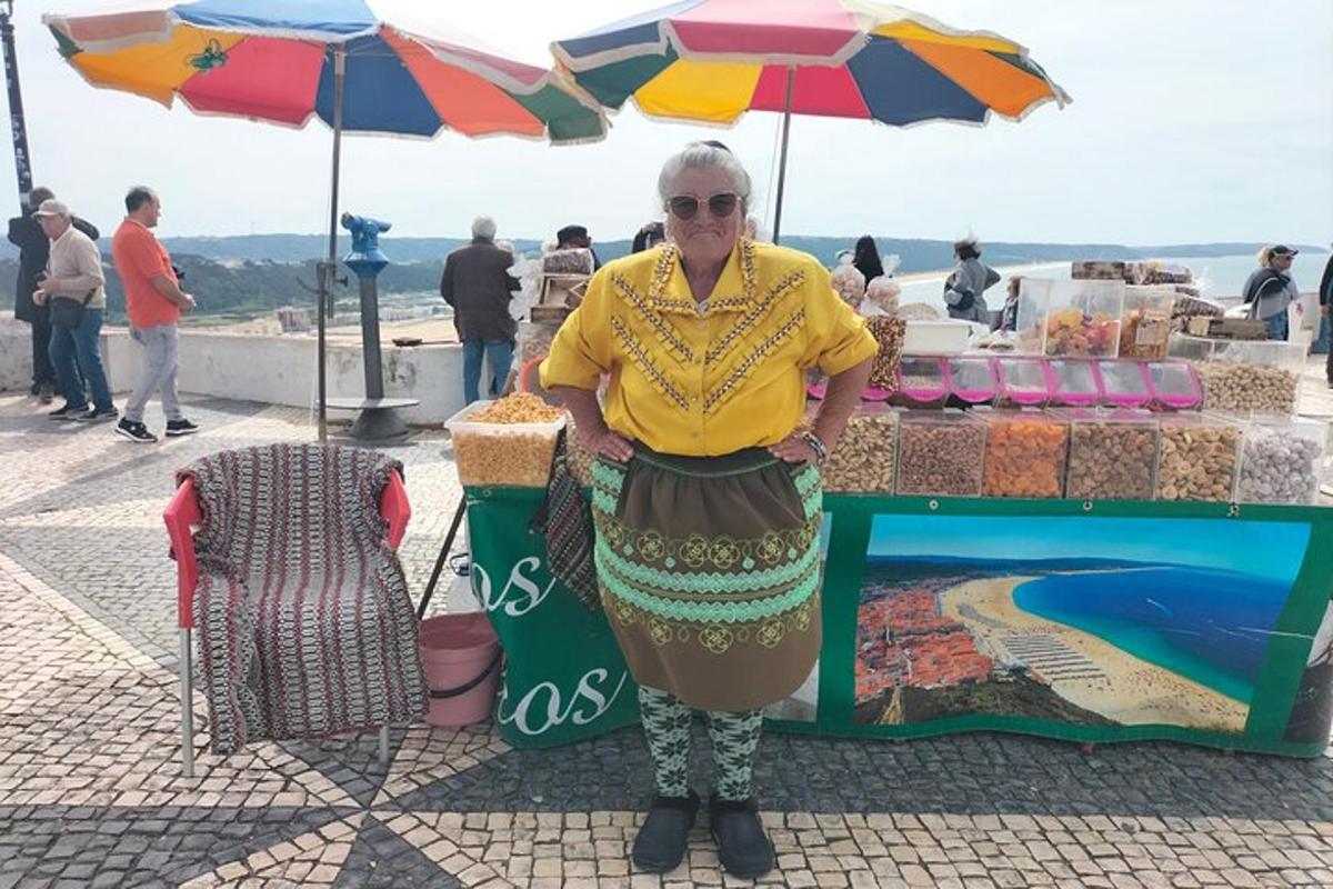 žena stojící před stolem s deštníkem
