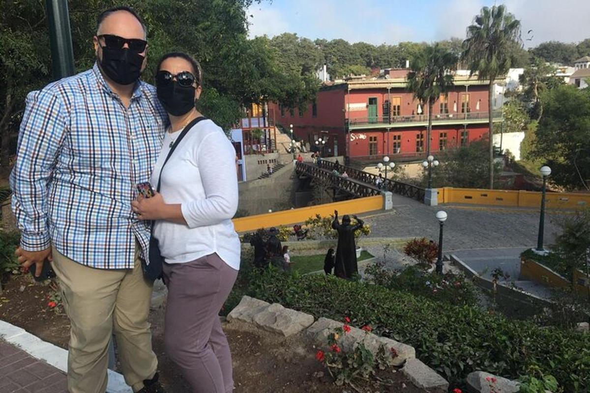 un homme et une femme debout l'un à côté de l'autre