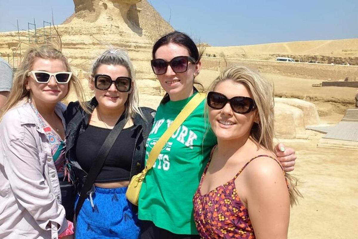 un gruppo di donne in piedi davanti a una piramide