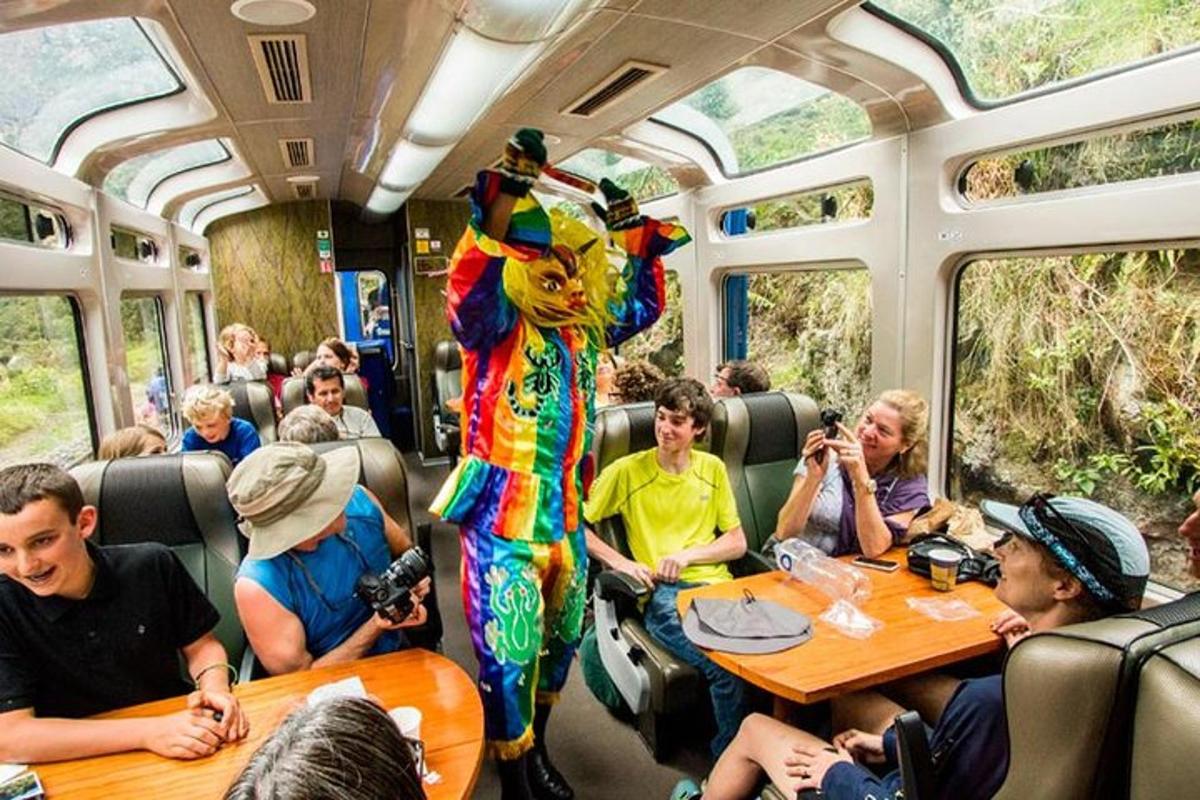 grupė žmonių, sėdinčių autobuse