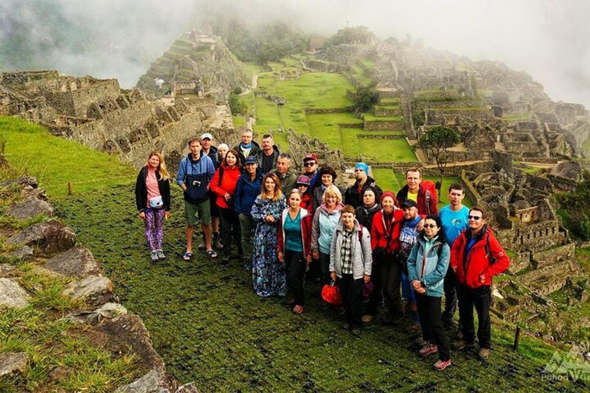Un grupo de personas posando para una foto en una montaña.
