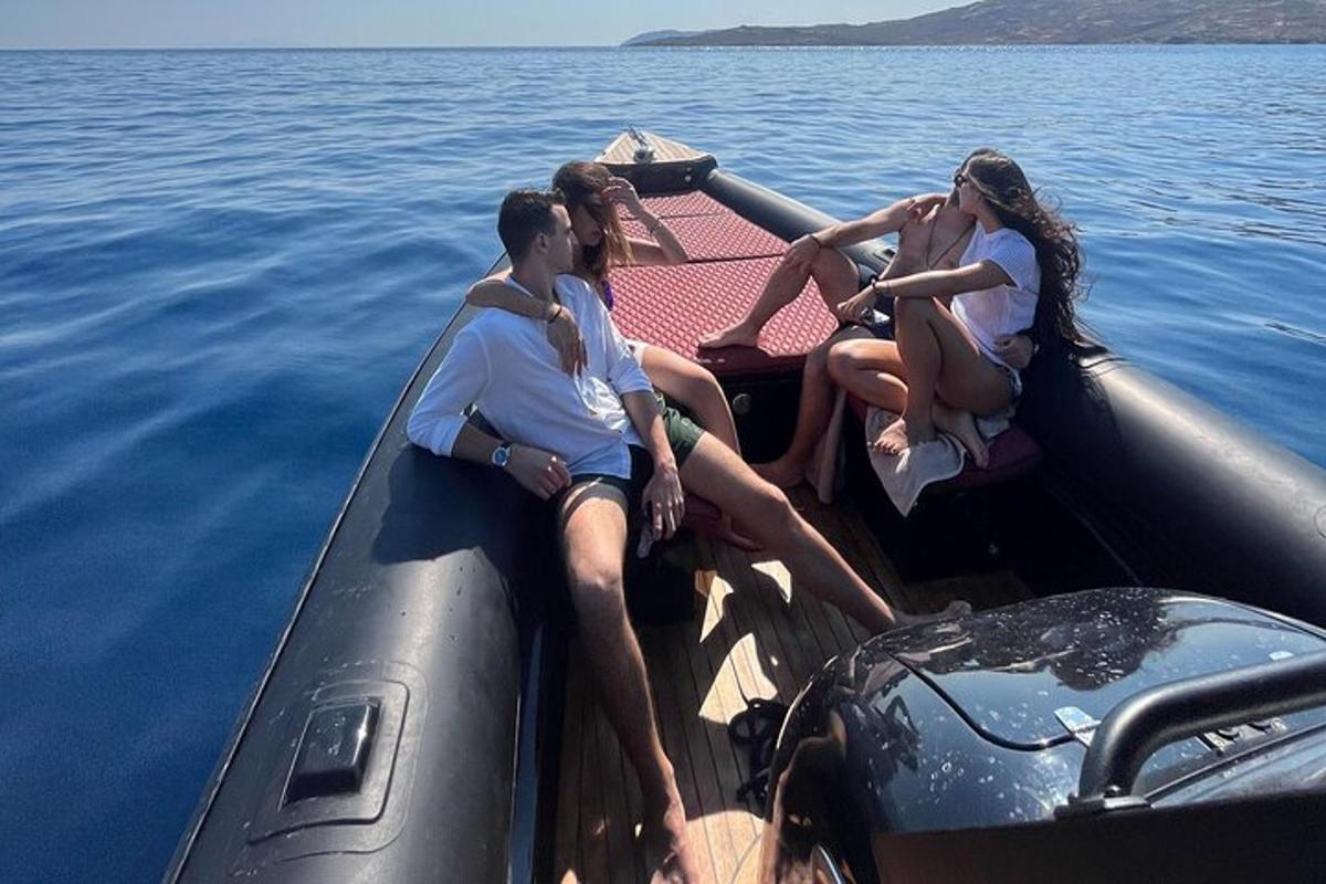 un gruppo di persone sedute su una barca in acqua