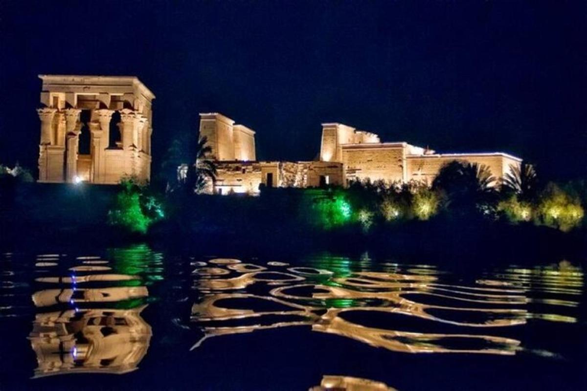 budova se světly ve vodě před ní