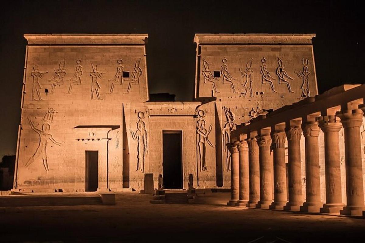 Starobylá budova s hieroglyfy v noci