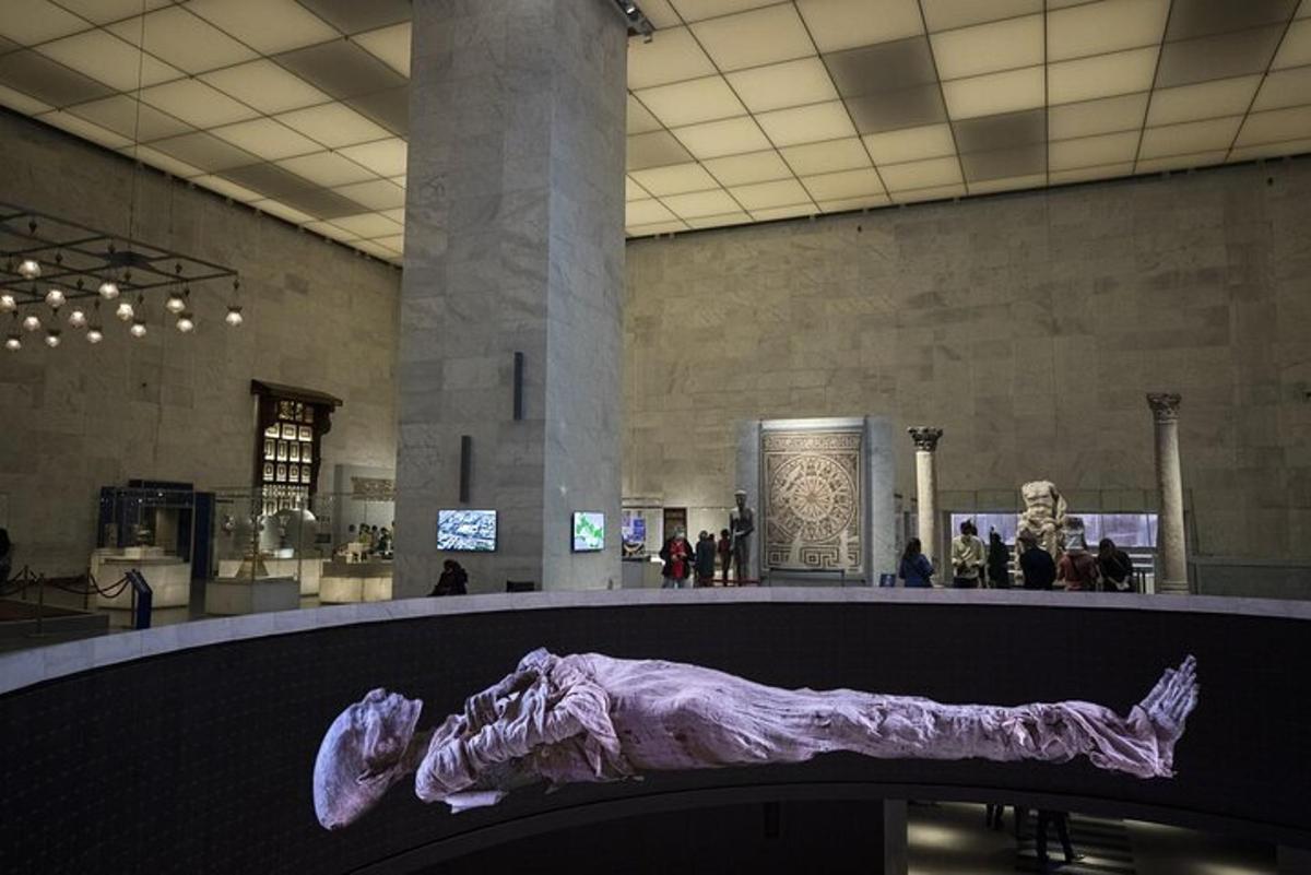 een groot museum met een groot paars beeld in een gebouw