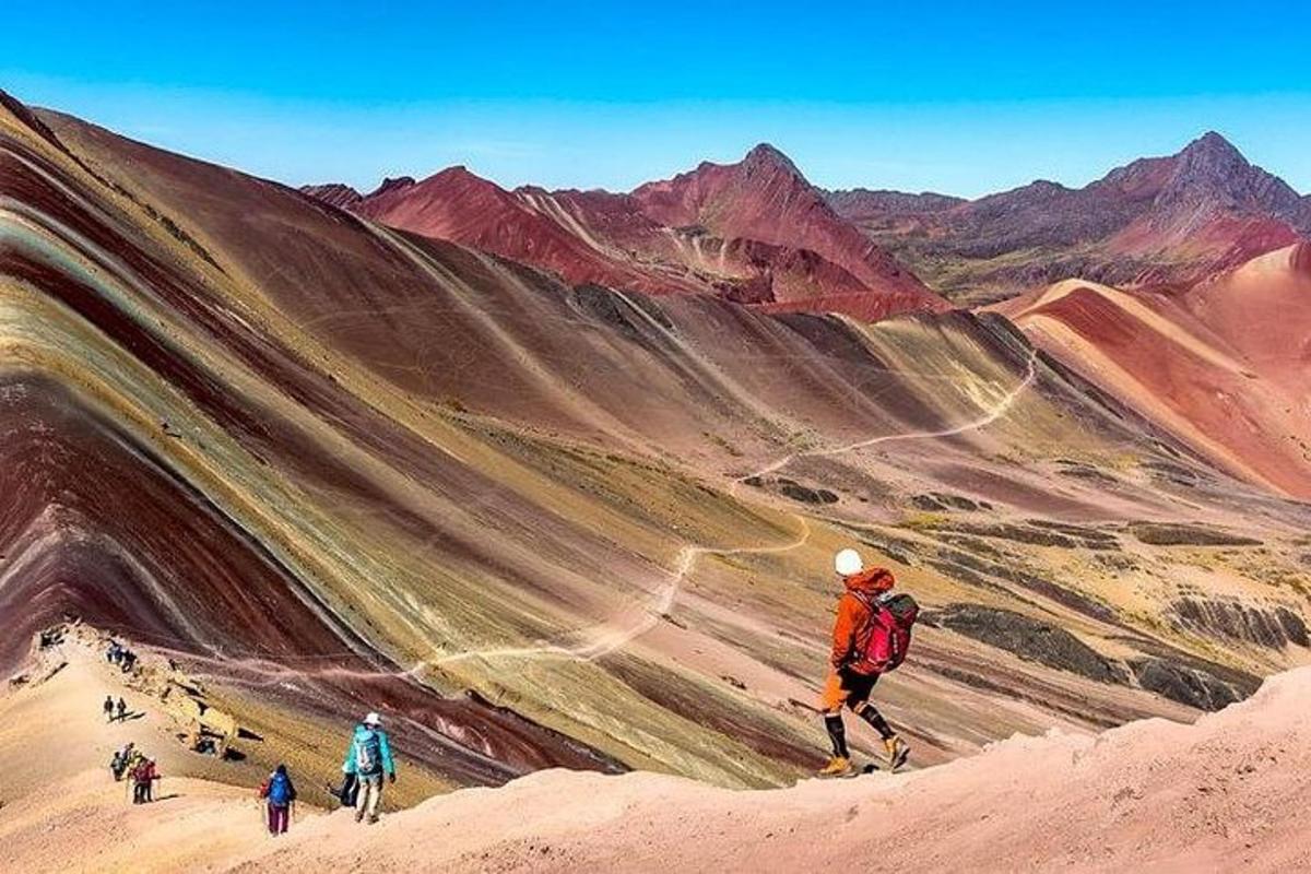 un gruppo di persone in piedi sulla cima di una montagna