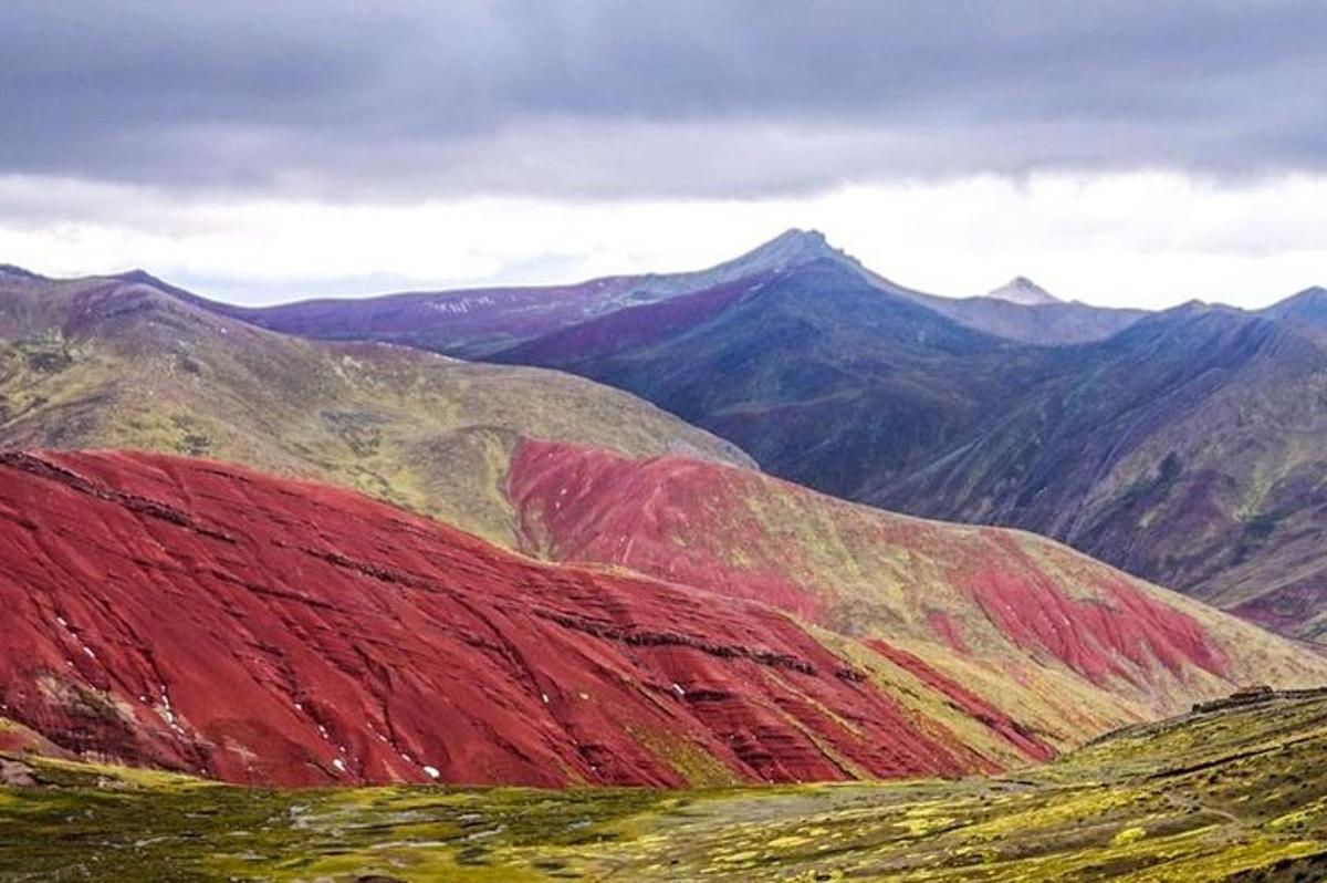 una montagna con i colori rosso e verde