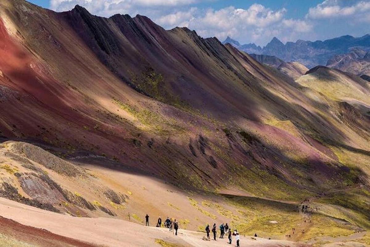un gruppo di persone che camminano su una montagna
