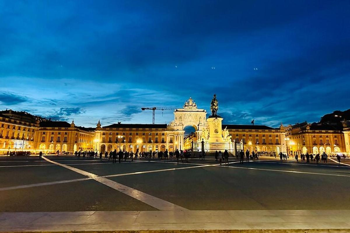велика будівля, перед якою вночі ходять люди