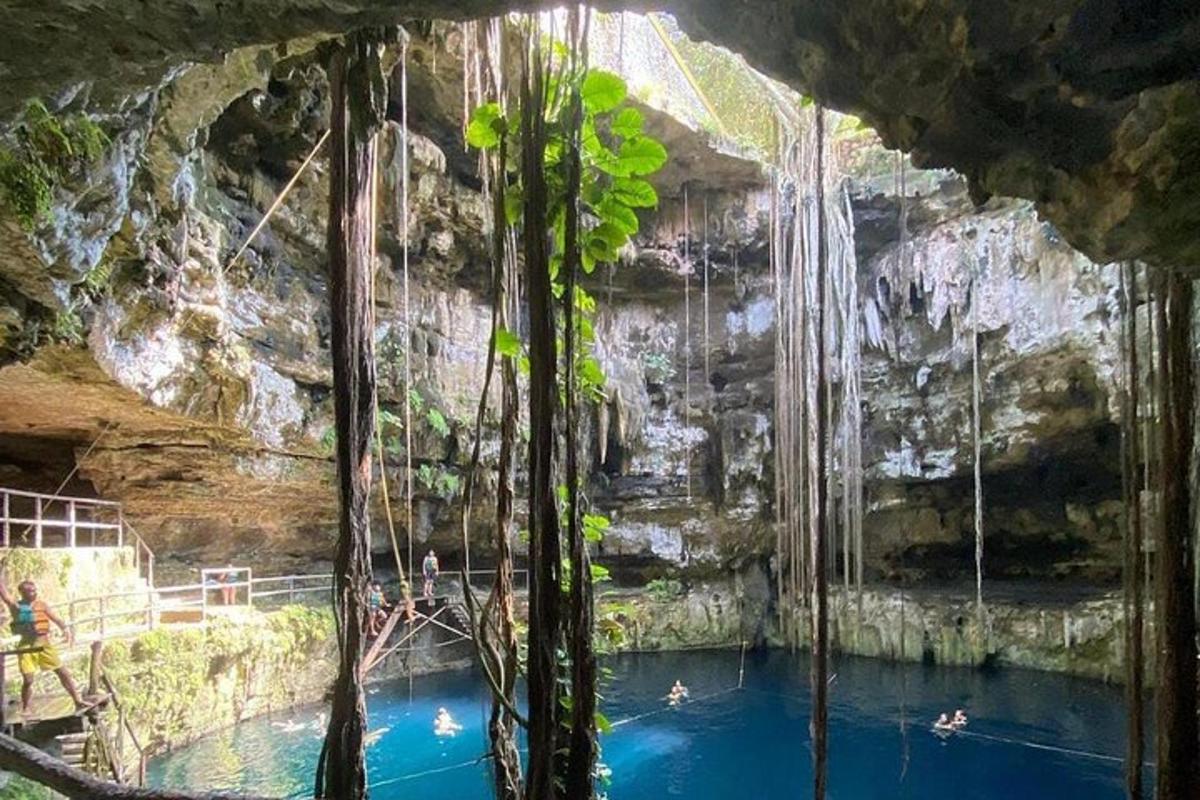 isang pool sa isang kuweba na may mga taong lumalangoy dito