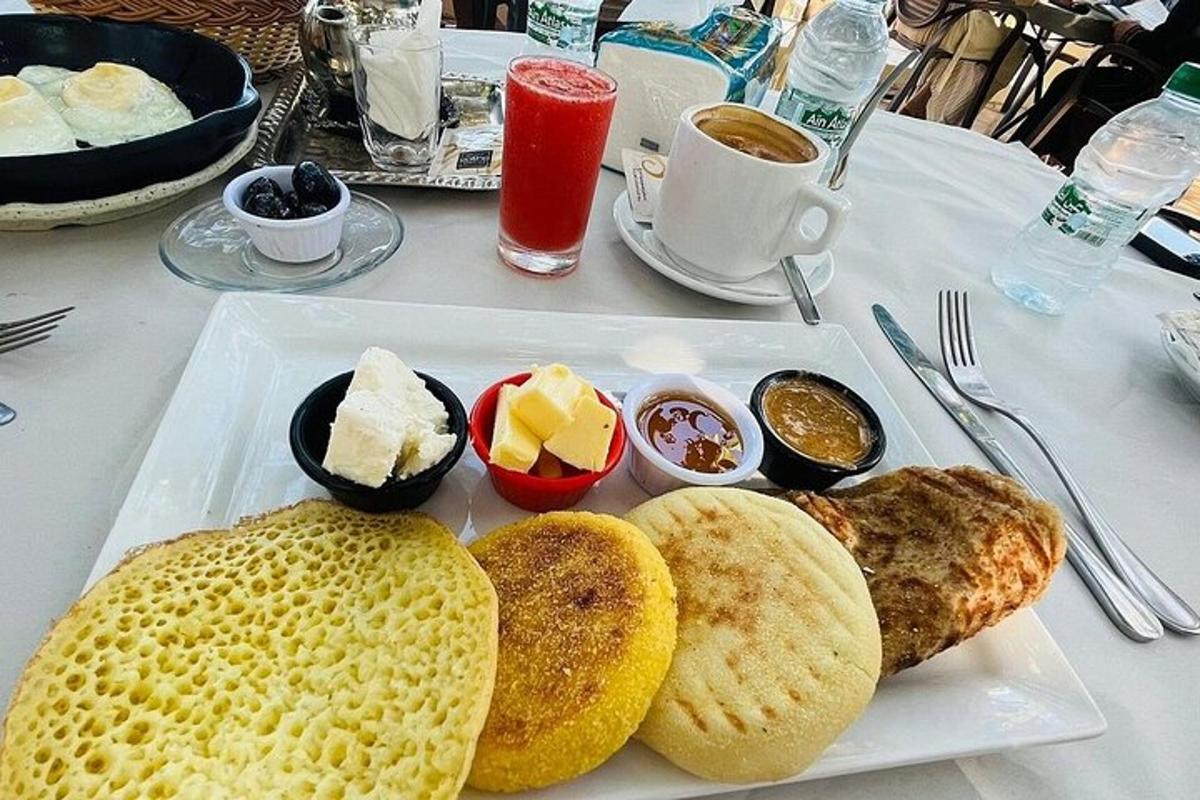 diskur með mat með brauði og öðrum mat á borði