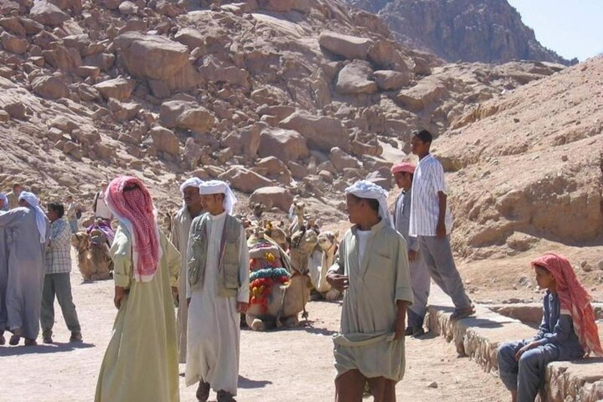 un gruppo di persone in piedi nel deserto