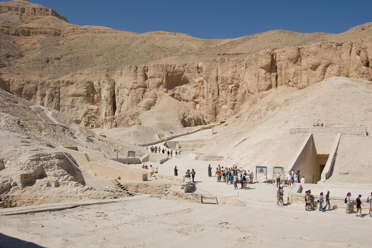 un grupo de personas caminando por el desierto