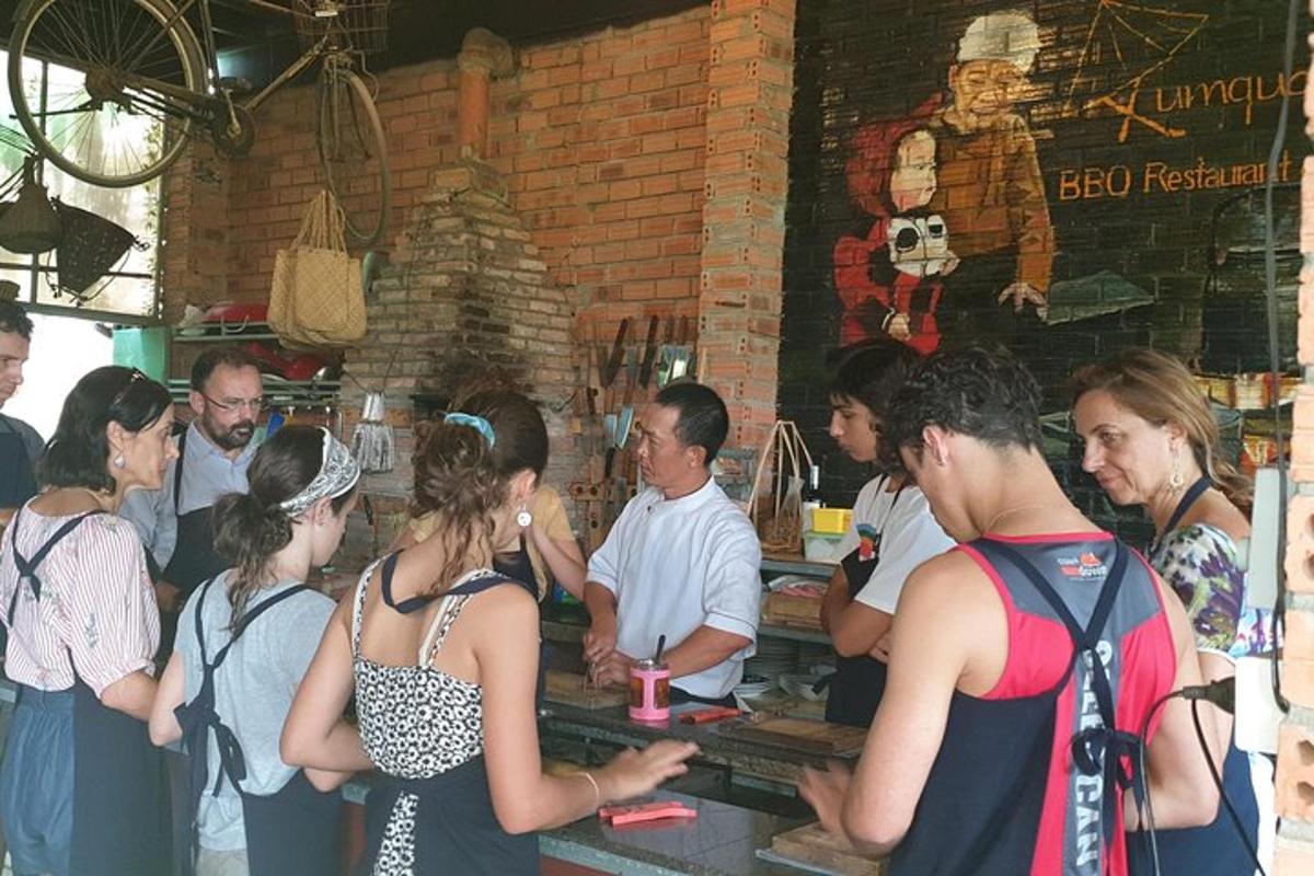 hópur fólks stendur í kringum bar