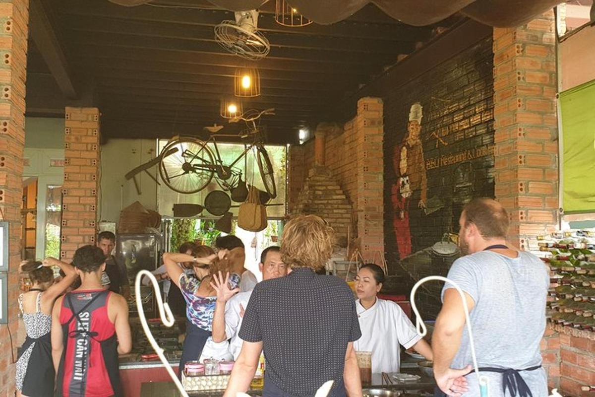 um grupo de pessoas em pé do lado de fora de um restaurante