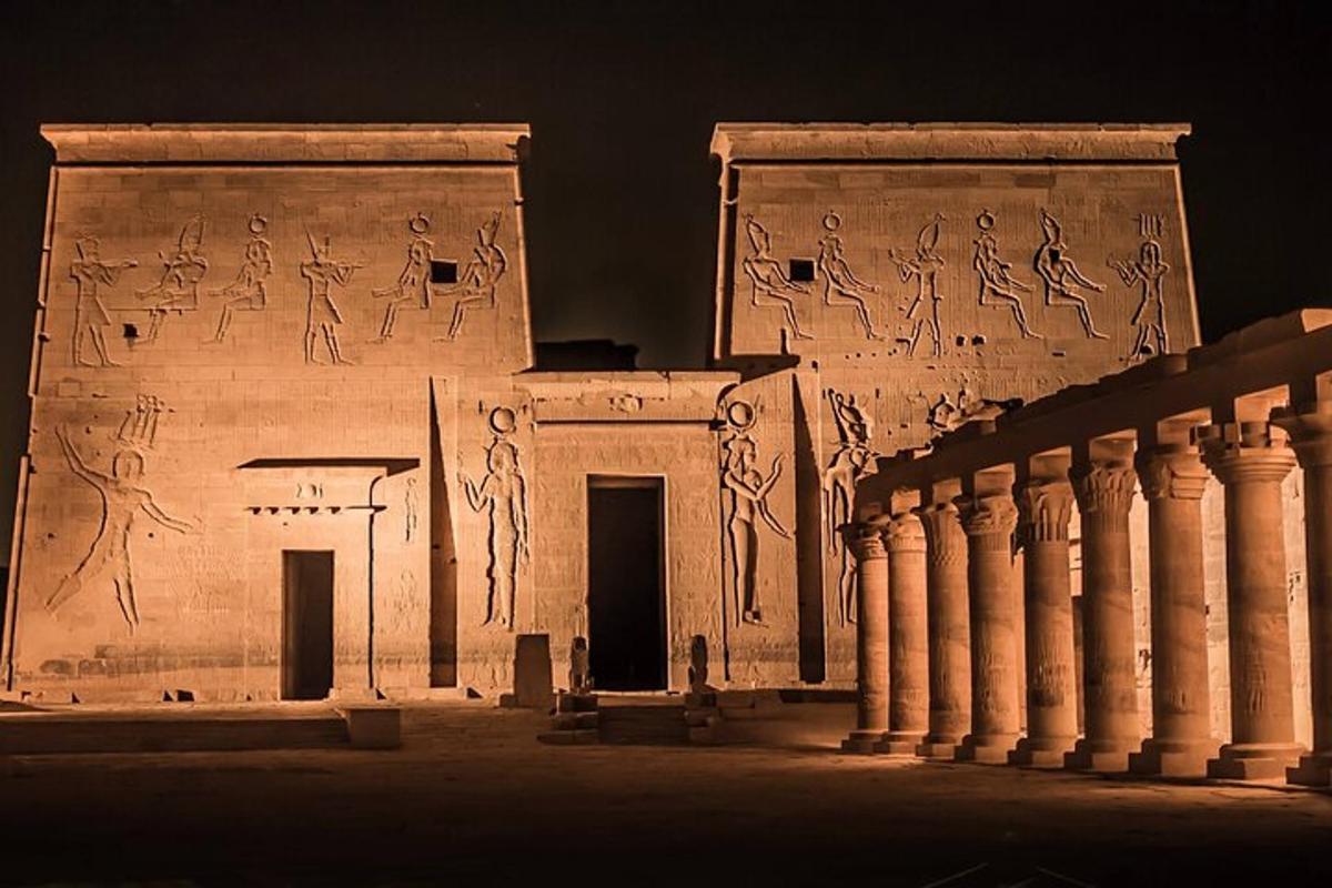 un bâtiment avec une écriture sur le côté la nuit