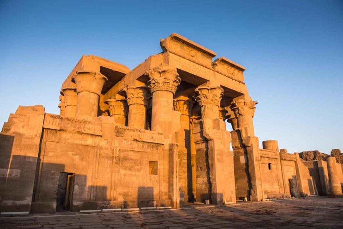 un antico edificio con colonne ai lati