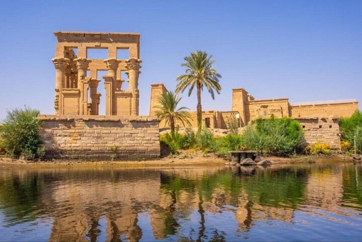 un edificio al lado de un cuerpo de agua