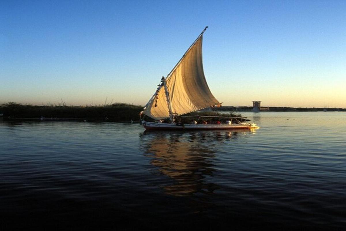 un barco con una gran vela en el agua