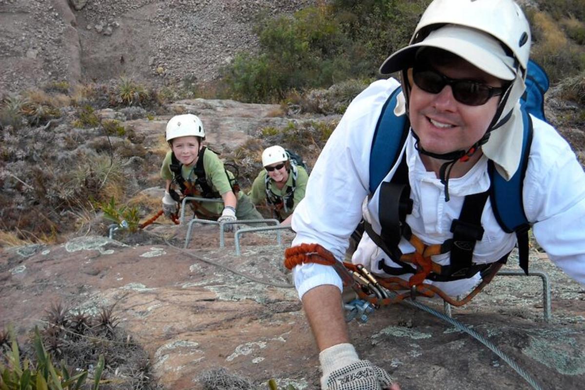 un gruppo di persone che scalano una montagna