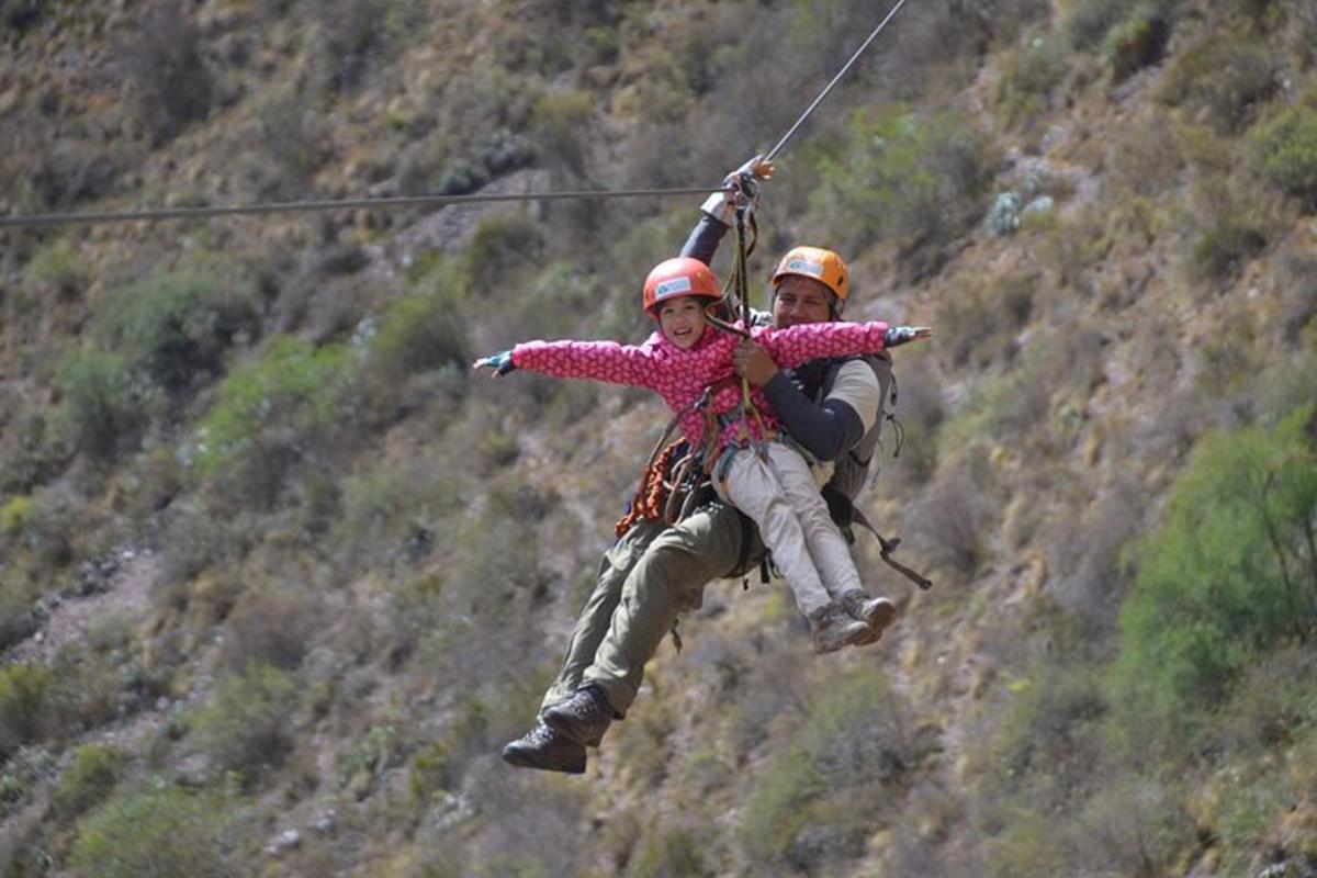 due persone sono appese a una teleferica
