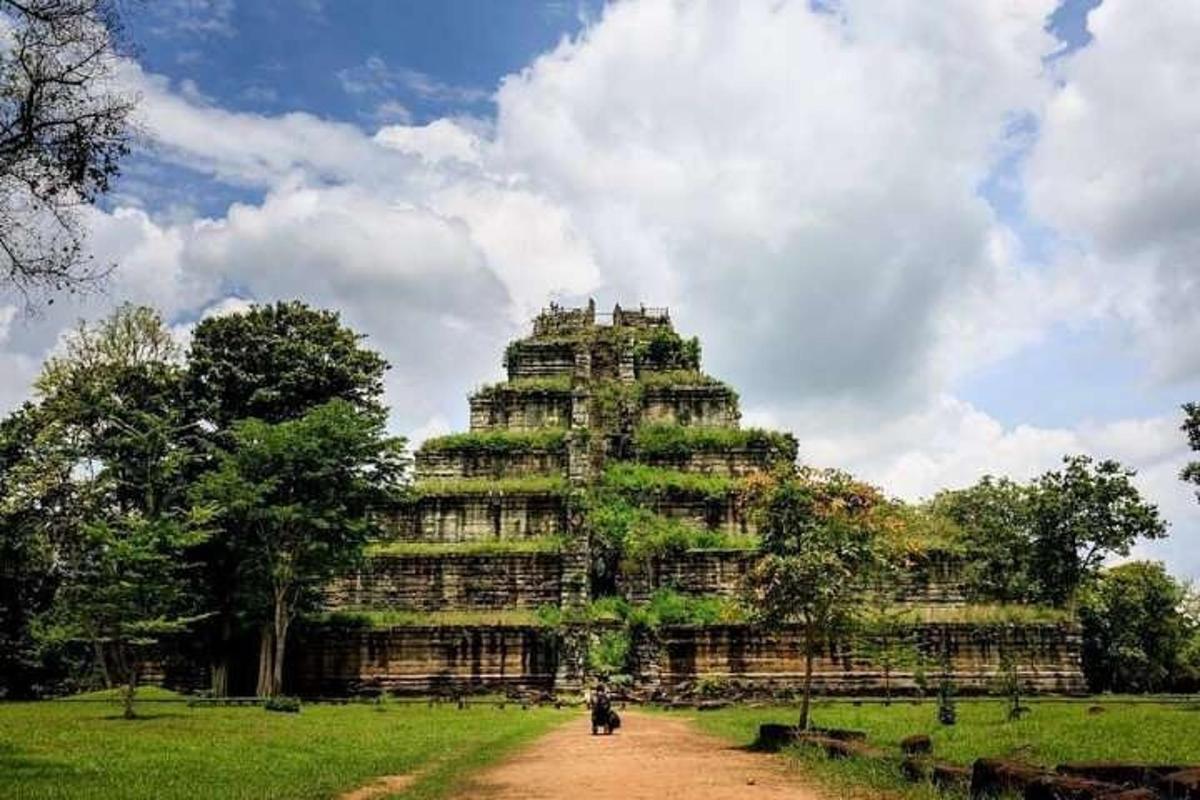 un grande edificio in mezzo a un campo