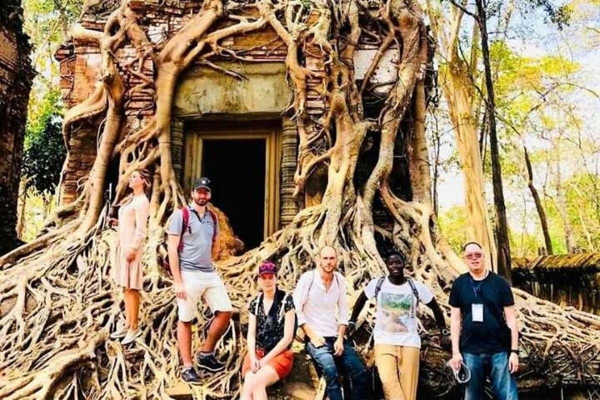 un grup de persones dempeus davant d'una estructura d'arbre