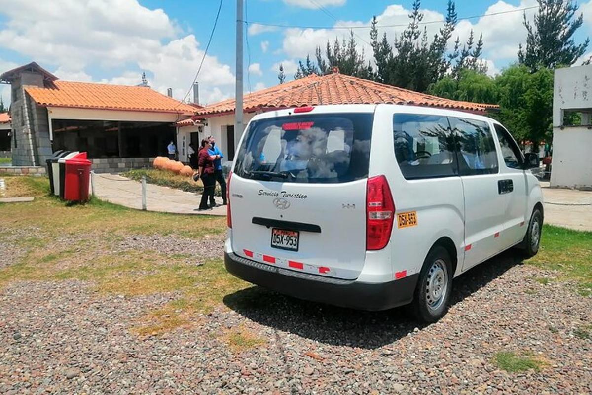 una furgoneta blanca aparcada davant d'una casa
