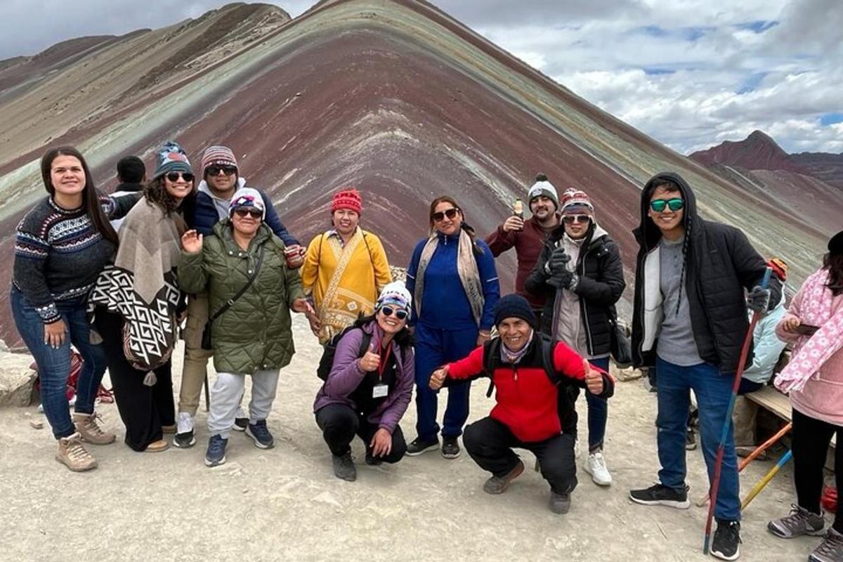 en gruppe mennesker som står foran en pyramide
