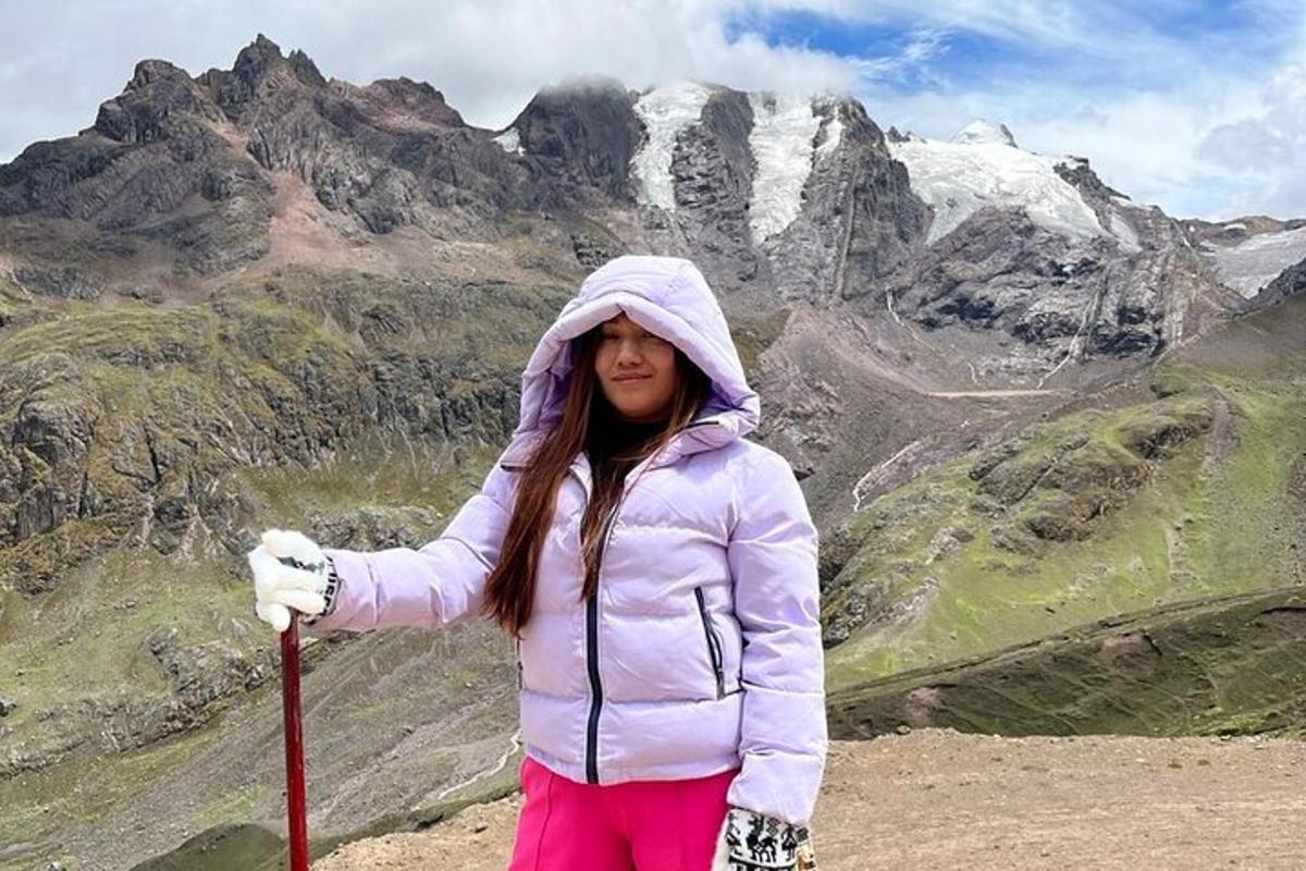 una donna in piedi davanti a una montagna