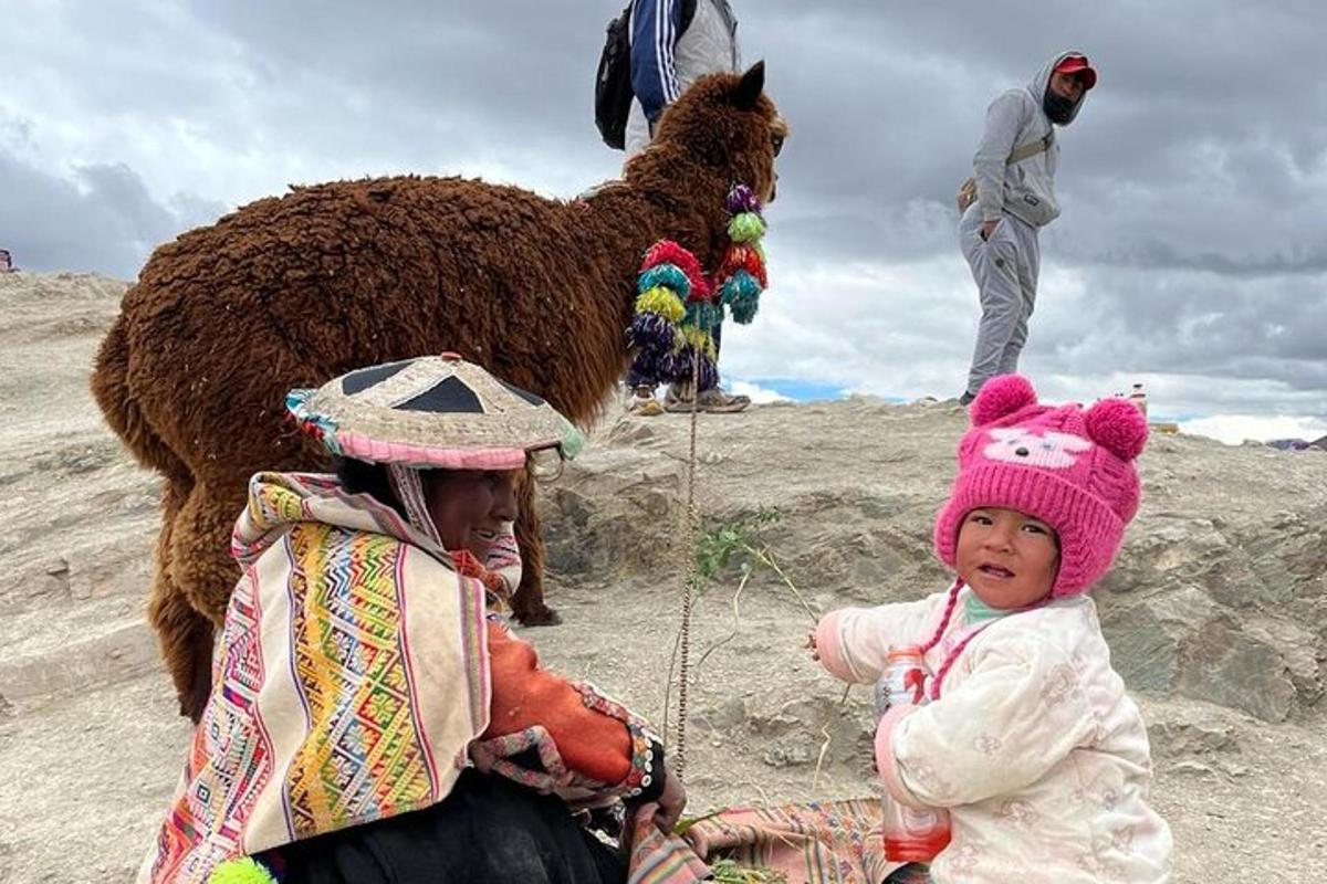 una donna e un bambino in piedi accanto a un cammello