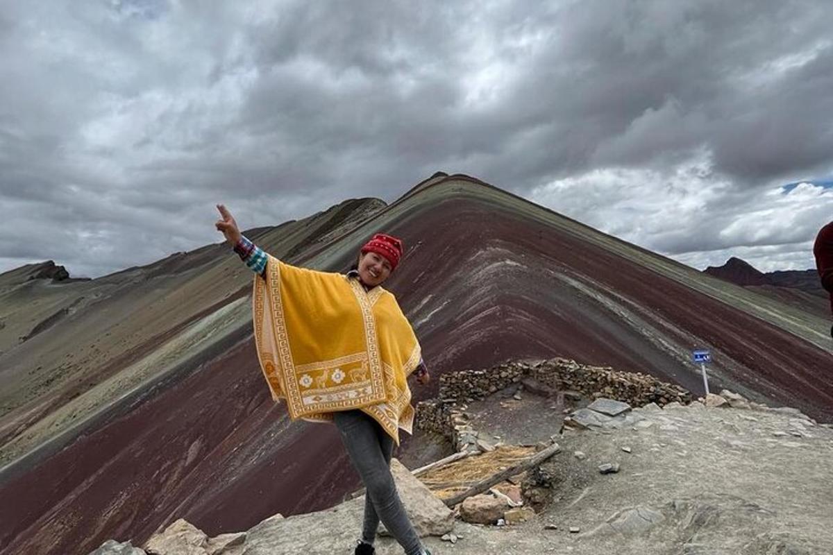 un uomo è in piedi sulla cima di una montagna