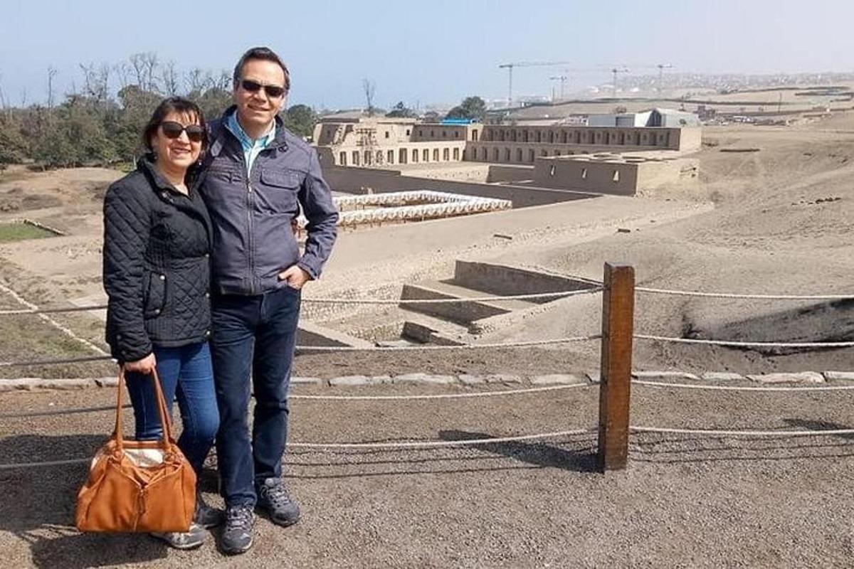Un hombre y una mujer de pie frente a un edificio.