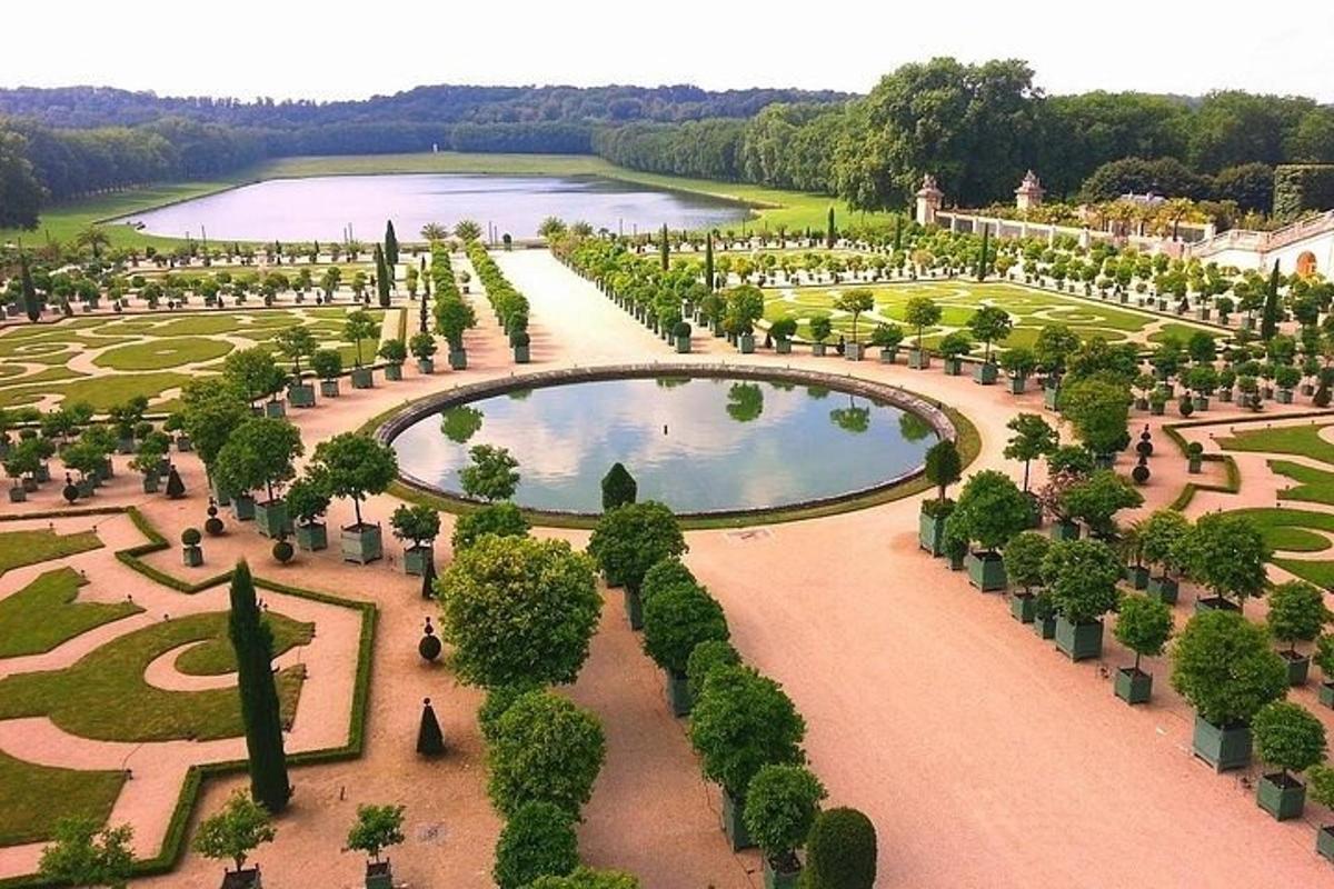 uma vista aérea de um jardim com um lago