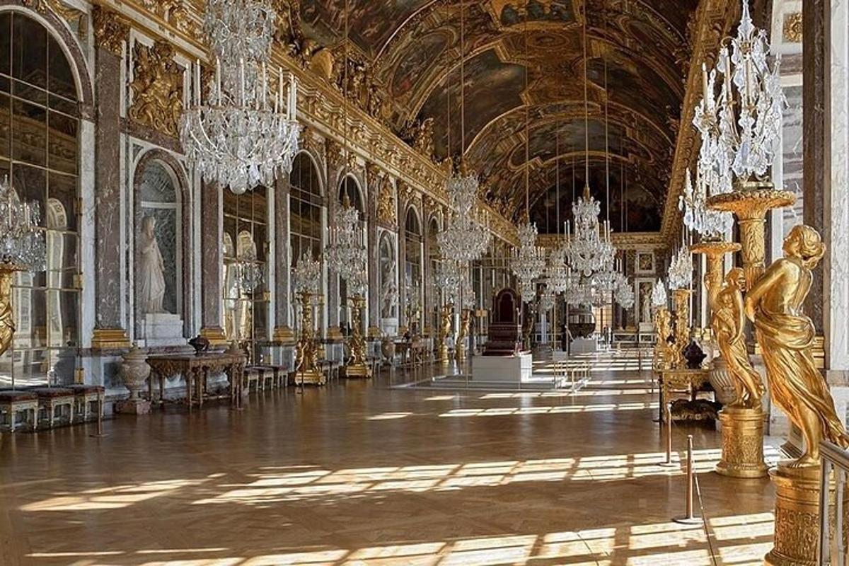 uma sala grande com lustres em um prédio
