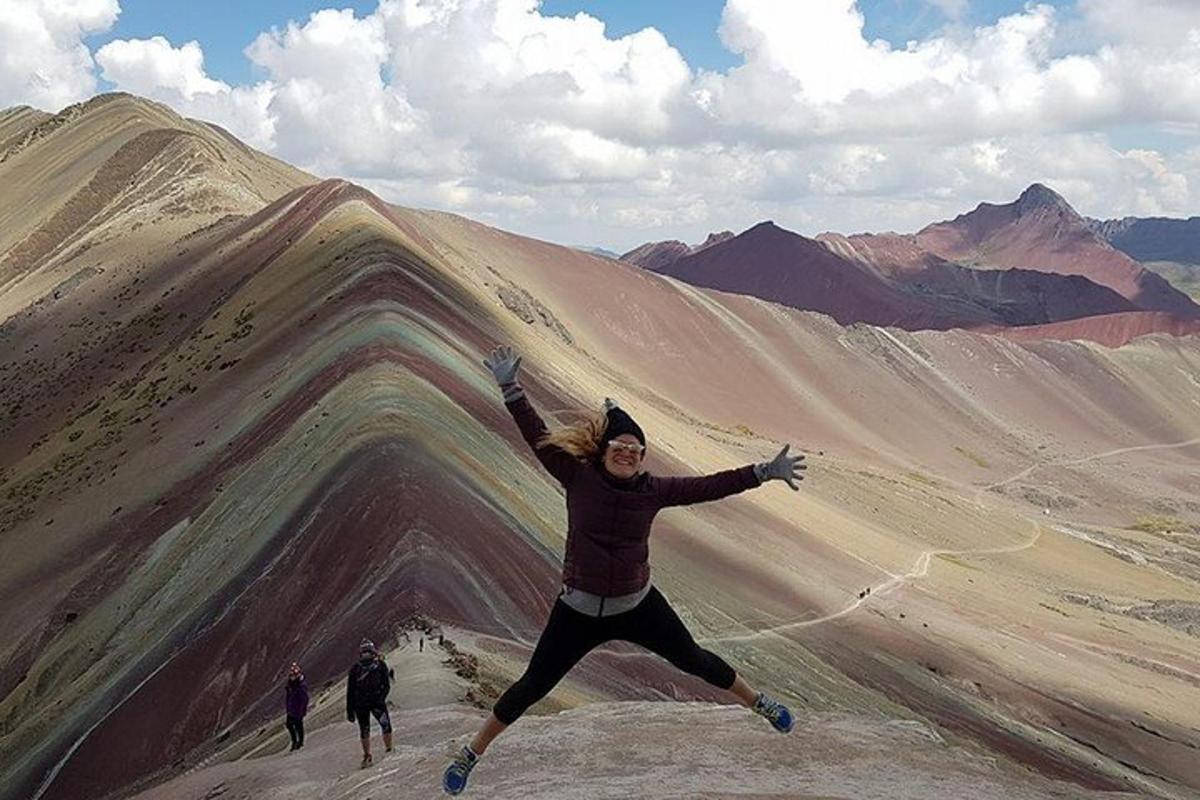 una donna è in piedi su una montagna nel deserto
