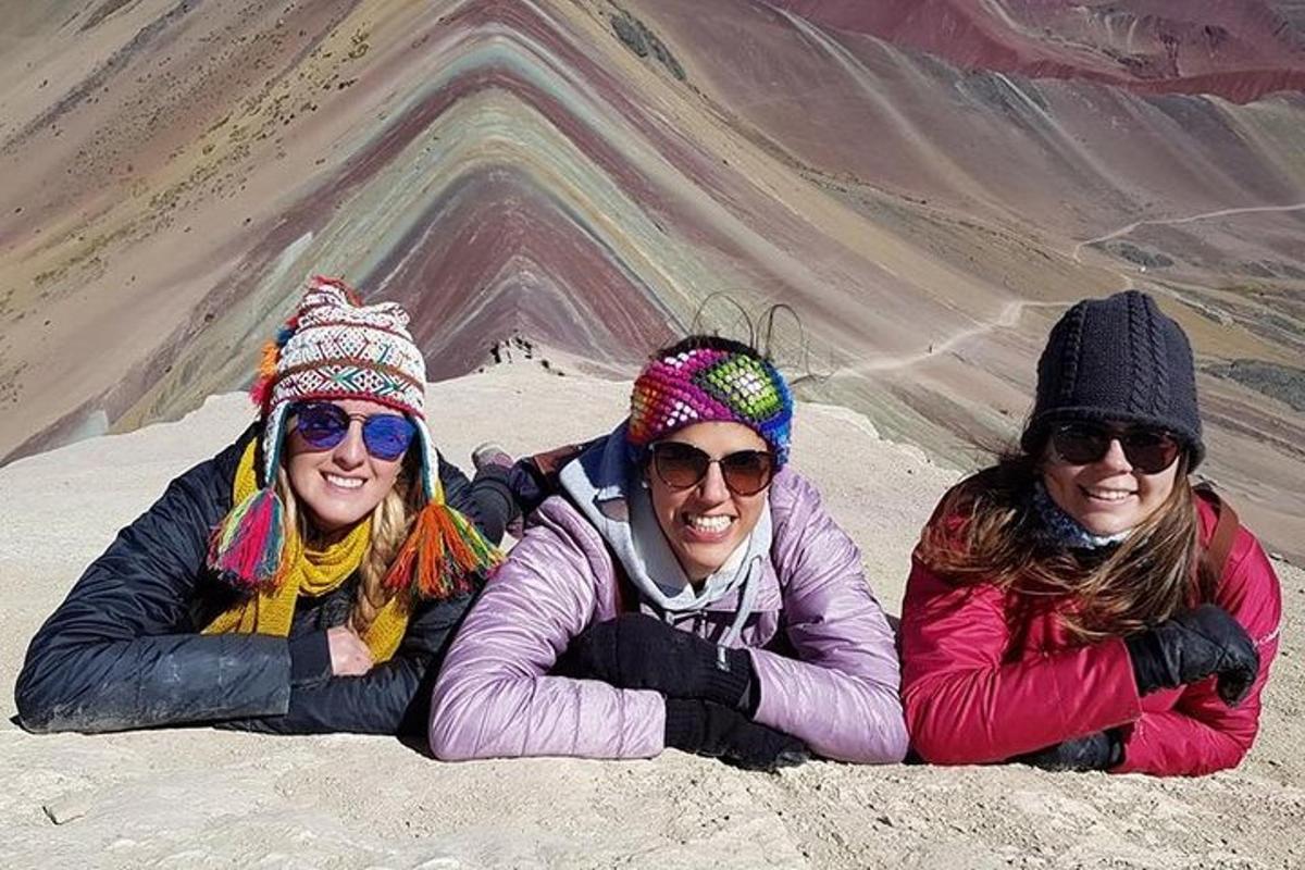 tre donne sdraiate sulla cima di una montagna