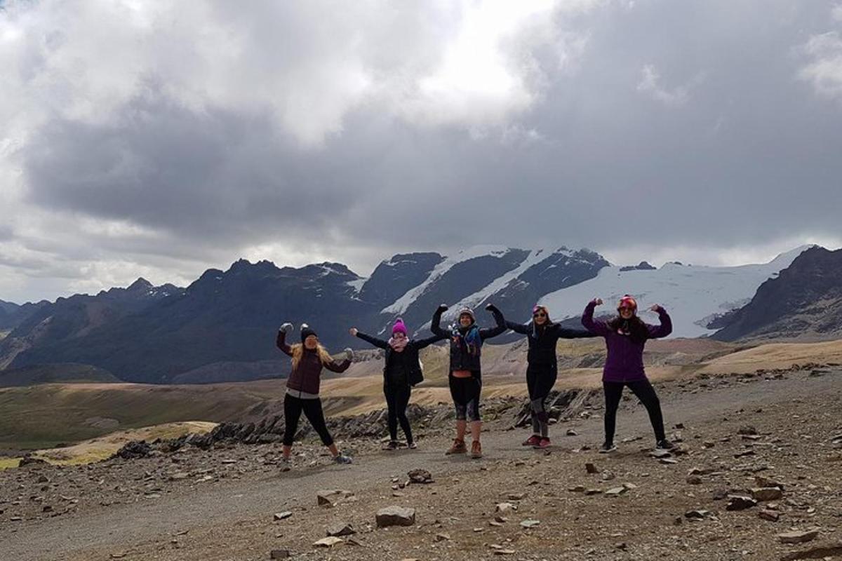 un gruppo di persone in piedi sulla cima di una montagna