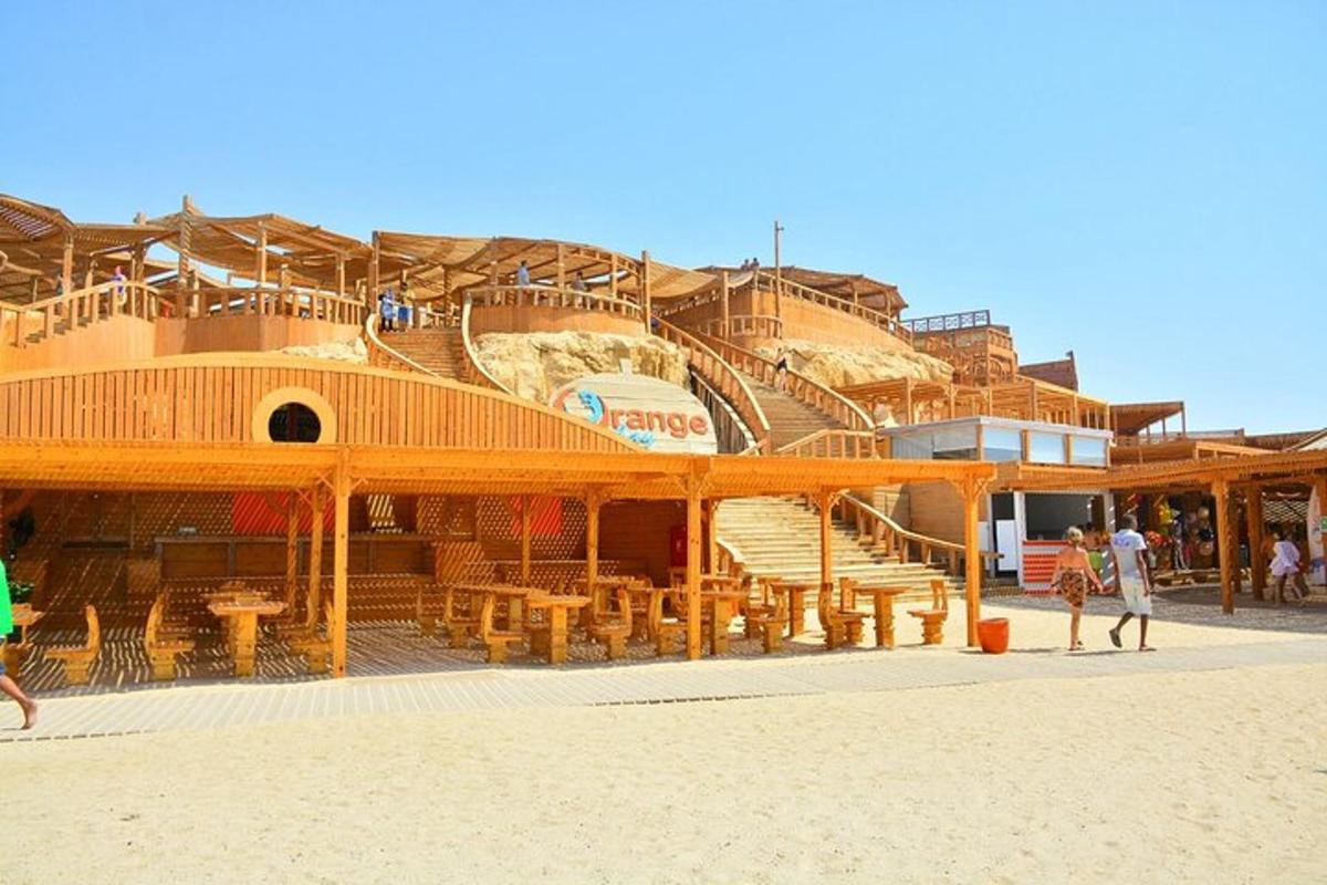 un edificio sulla spiaggia con tavoli e sedie