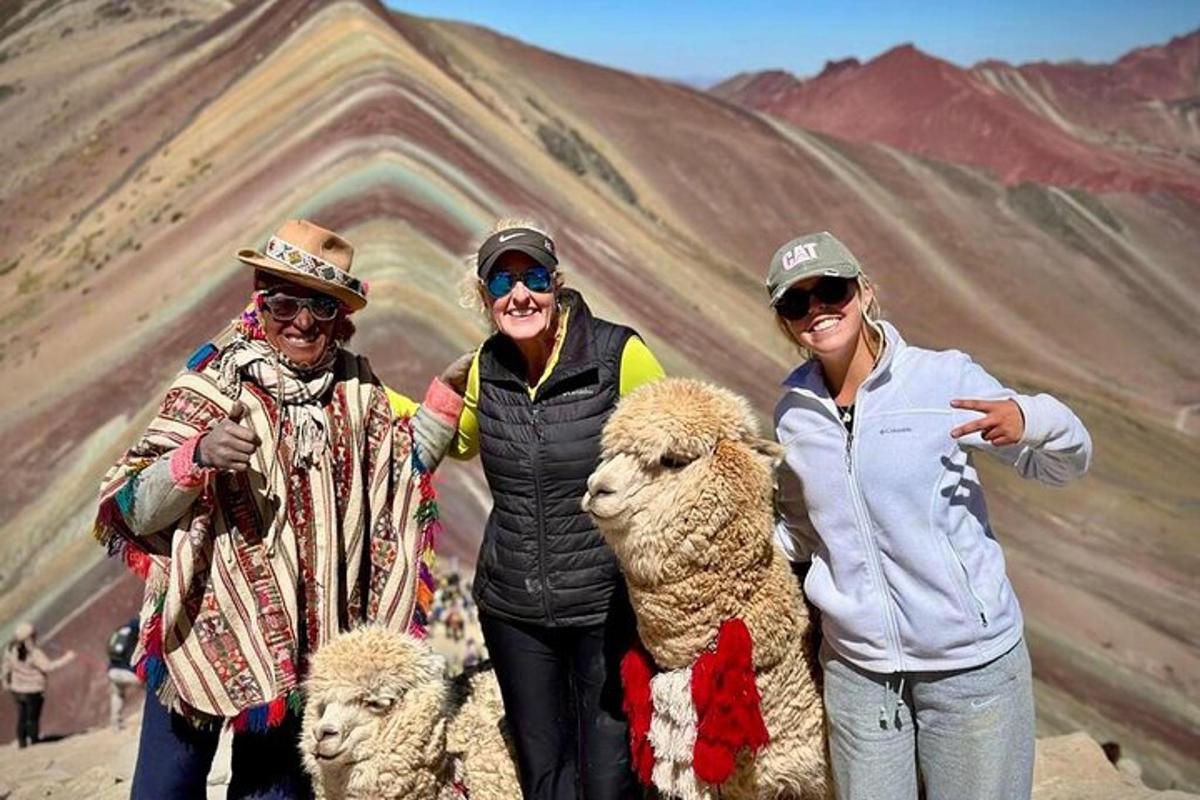 drie vrouwen staan voor een schilderij van een berg