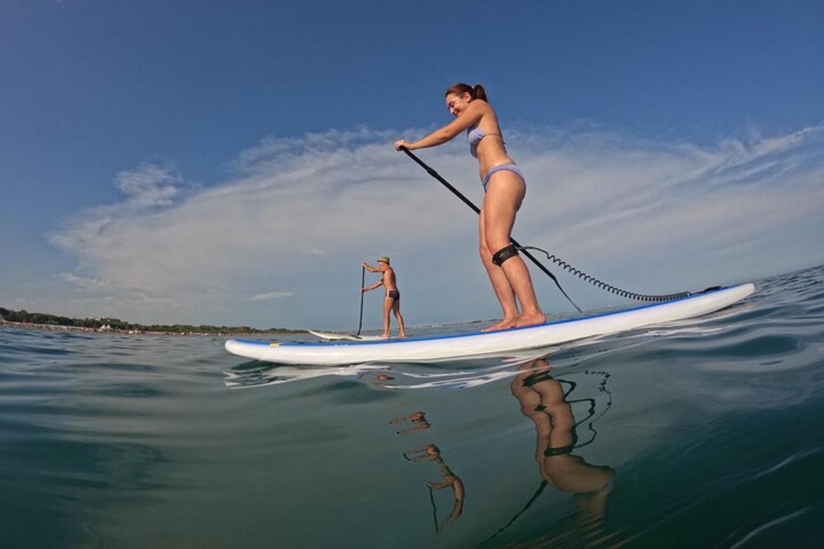 žena je na paddleboardu ve vodě