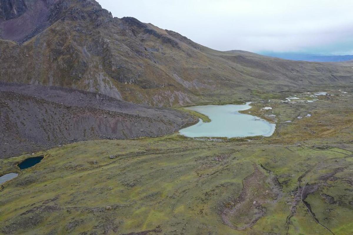 vista aèria d'una muntanya amb un llac