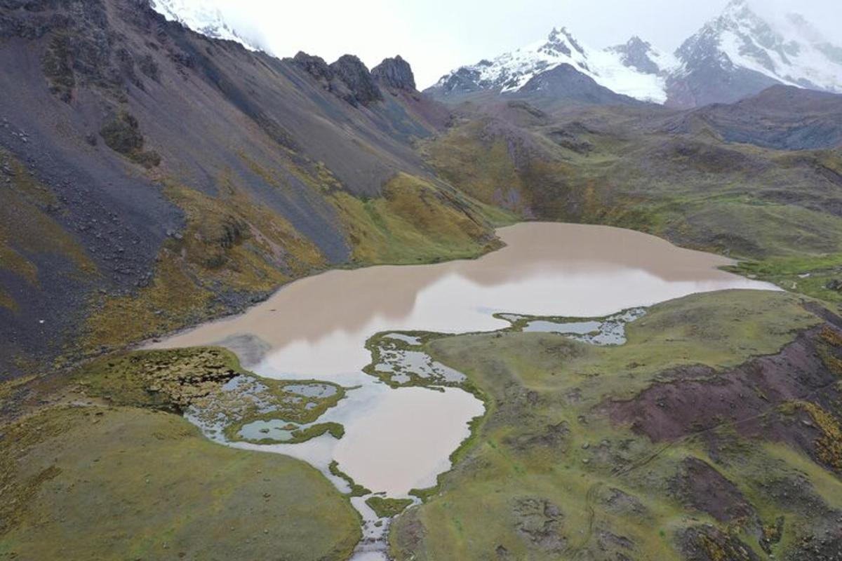 vista aèria d'un llac de muntanya en una vall
