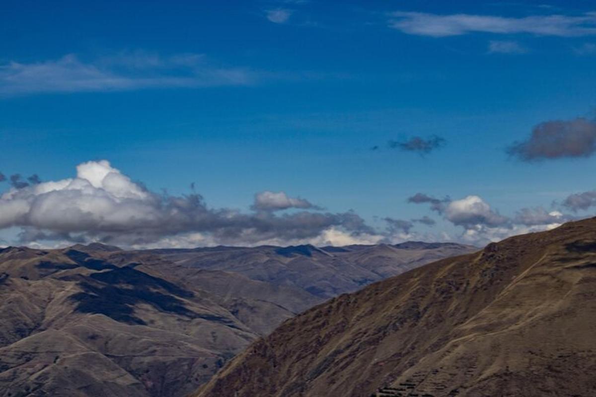 una vista d'una serralada amb núvols al cel