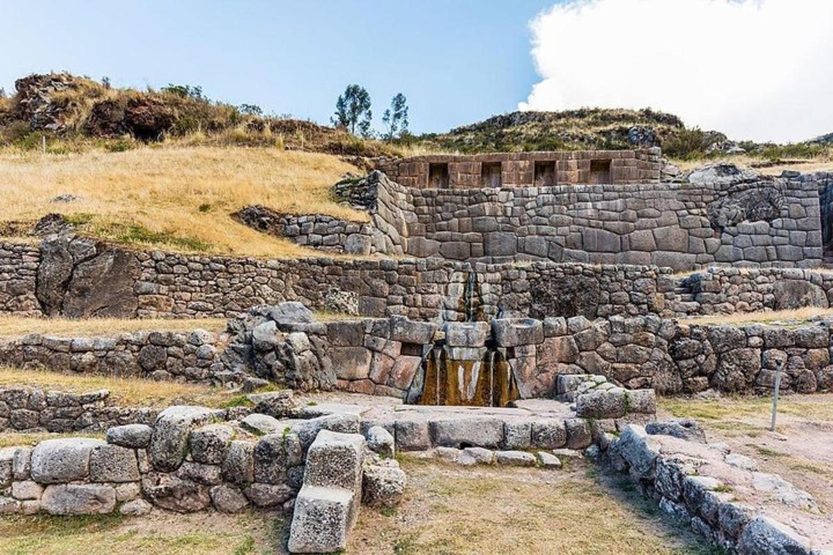 un vecchio edificio in pietra con una collina sullo sfondo