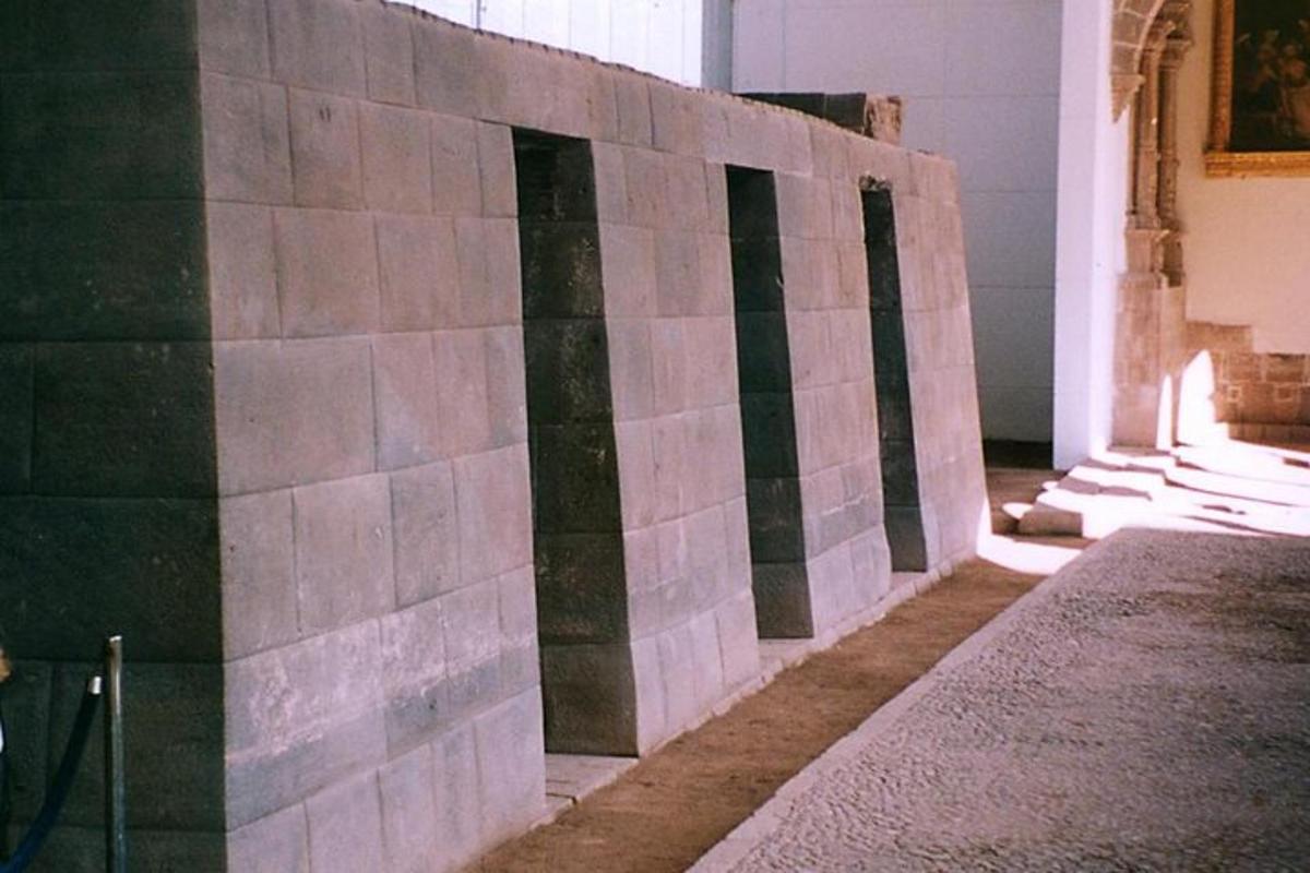 una fila di muri in pietra in un edificio