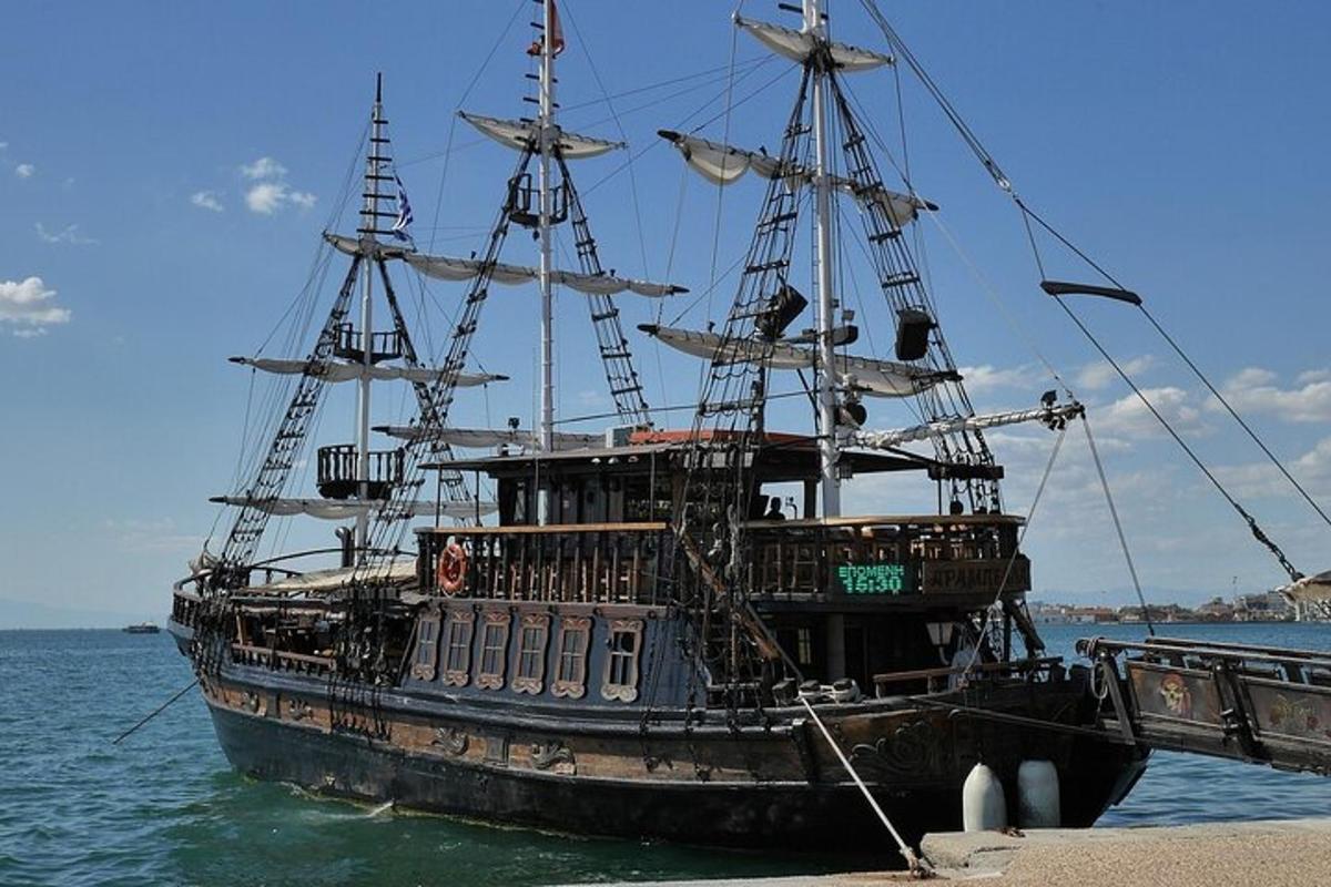 un vaixell assegut a l'aigua al costat d'un moll