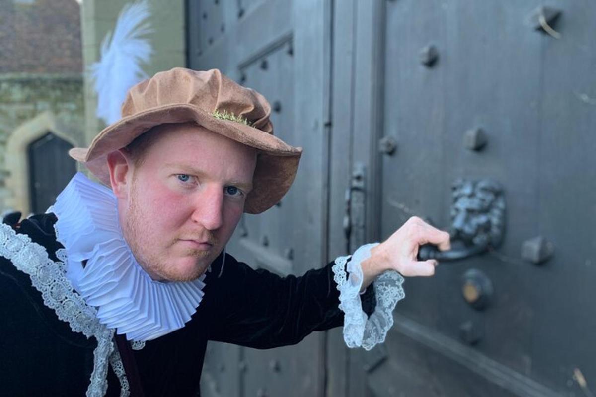 en mann med hatt som peker på en dør