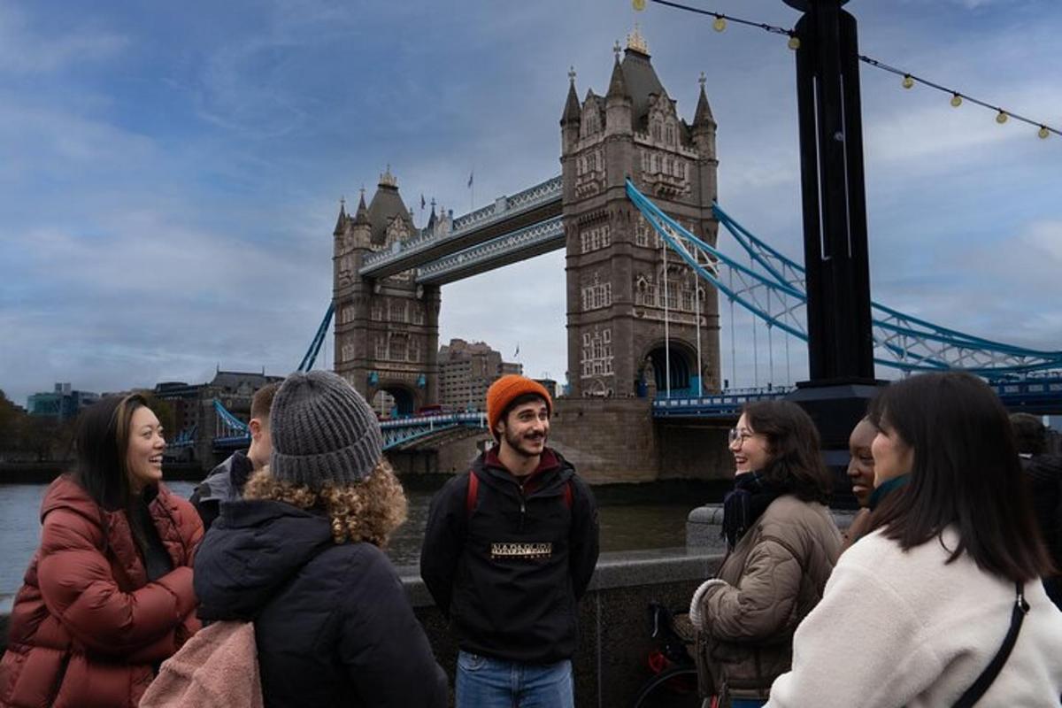 un grup de persones dempeus davant del Tower Bridge